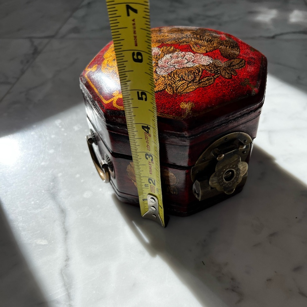 Vintage Chinese Octagonal Red Box with Peacock Depicted on Top - Picture 14 of 16